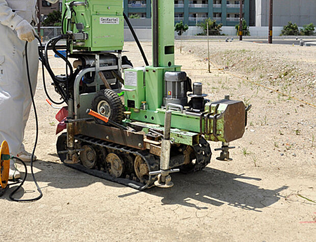 【地盤調査】すべての家に第三者機関（地盤保証会社）による地質調査を実施。調査後、必要な場合は専門機関による地盤改良を行います。万が一の時も地盤保証が標準でついておりますのでご安心ください。