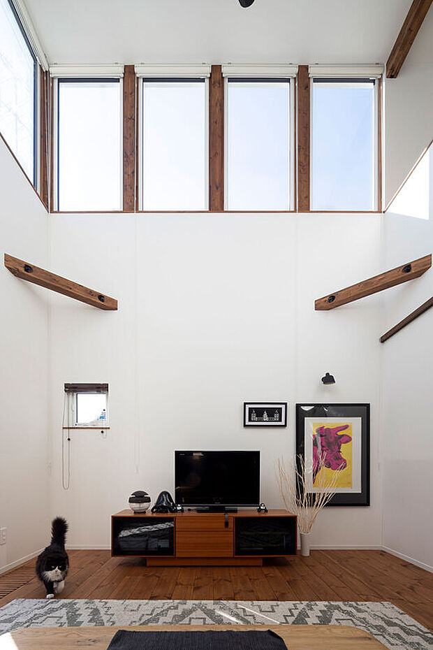 【リビング】7連窓からリビングに向けてたっぷりと陽が降りそそぎ、夜は天体観測に。※写真は同タイプに住むオーナー様宅