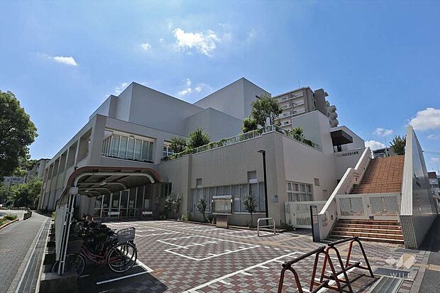 北図書館と北文化小劇場(約560m)