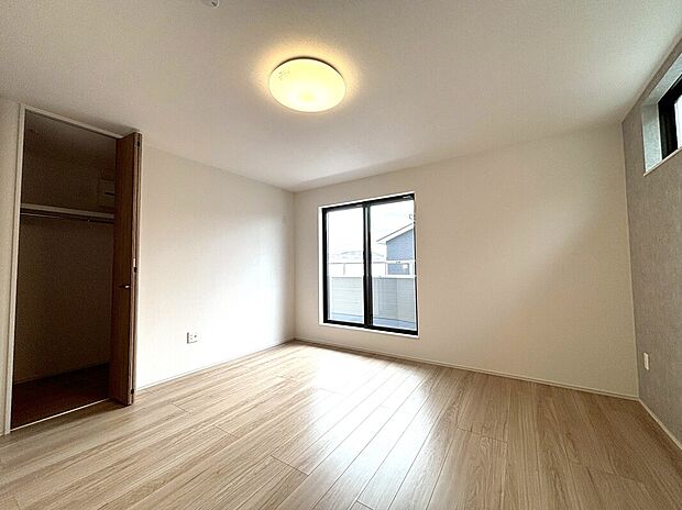 【【B-6棟　主寝室】】2面採光がとれる主寝室は、南側に窓を設けているため、一日中明るく、気分も明るくなりそうです。南側バルコニーに面しており、布団を干す際などもスムーズに行えます。