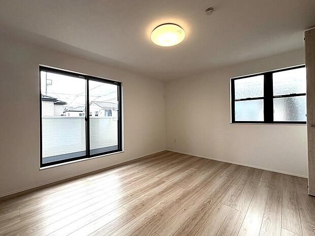 【【B-7棟 主寝室】】2面採光がとれる主寝室は、南側に窓を設けているため、一日中明るく、気分も明るくなりそうです。南側バルコニーに面しており、布団を干す際などもスムーズに行えます。