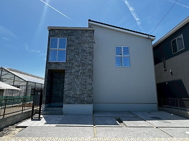【【B-9棟　外観】】流行に左右されず、将来にわたって価値が継続する凛とした佇まい。おしゃれな雰囲気や自然の潤い、親しみやすさといった暮らしを豊かにしてくれる住空間です。