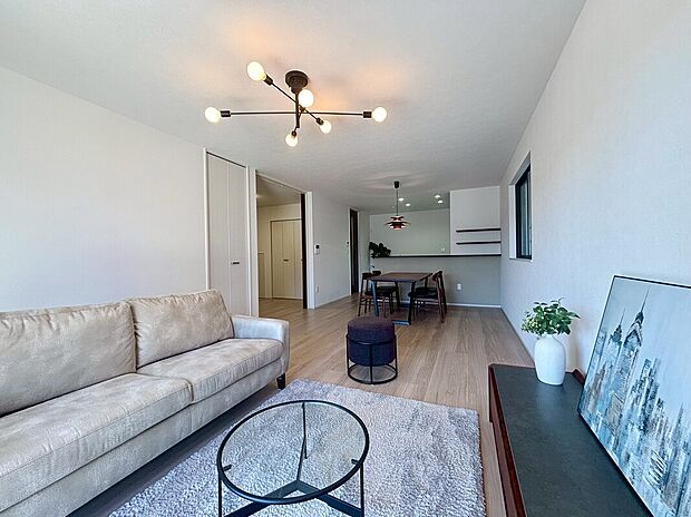 【【E棟　LDK】】広くゆったりとご家族揃って寛げるLDKは20.2帖。毎日の始まりと終わりをここで迎える大切な空間です。落ち着いた雰囲気で過ごしたりご家族でわいわい盛り上がったりする日も◎