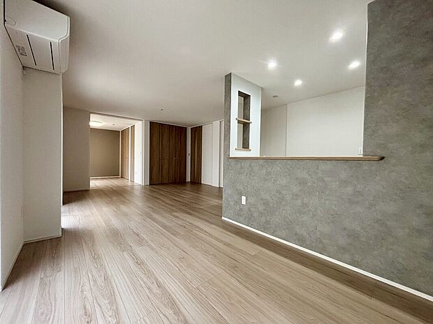 【【E棟　LDK】】ご家族みんなで長い時間を過ごすリビングは一番居心地の良い場所であって欲しい空間です。開放感のある広々リビングに光と風を呼び込みます。収納も多く快適な住空間を実現します。