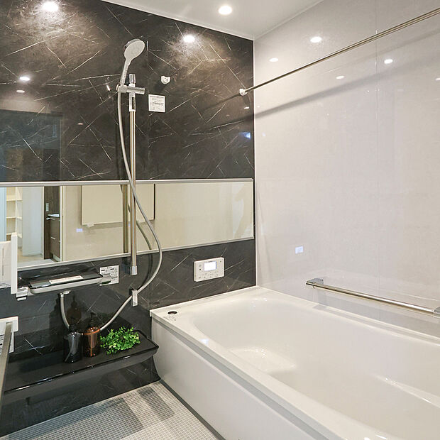 【【浴室同仕様】】TOTO製1717サイズです。一般住宅より一回り広いお風呂で楽しいバスタイムを♪お仕事で疲れた身体も足を伸ばして寛げます!さらに浴室暖房乾燥機付きです!