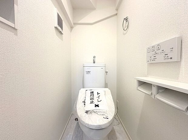 【【温水洗浄便座】】トイレは清潔感のあるオフホワイト♪　毎日使う場所だからこそお手入れも楽々にできる機能が搭載。汚れが付着しにくい便器でお掃除も楽々。