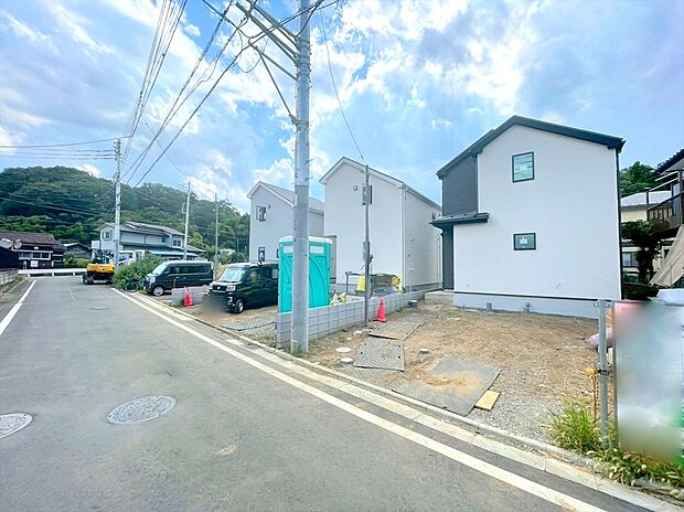 【前面道路】前面道路は5メートル。ゆとりもあり車庫入れもスムーズにできますね。