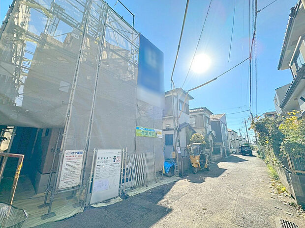 【前面道路含む現地写真】前面道路は4メートル。駐車が苦手な方にも嬉しい住まいです。