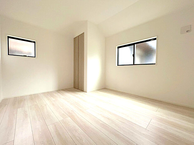 【ペアガラス】夏は室内に入る太陽の日射熱をカットし、冬は室内熱を外に逃がしにくくするため、冷暖房効率を高めます。