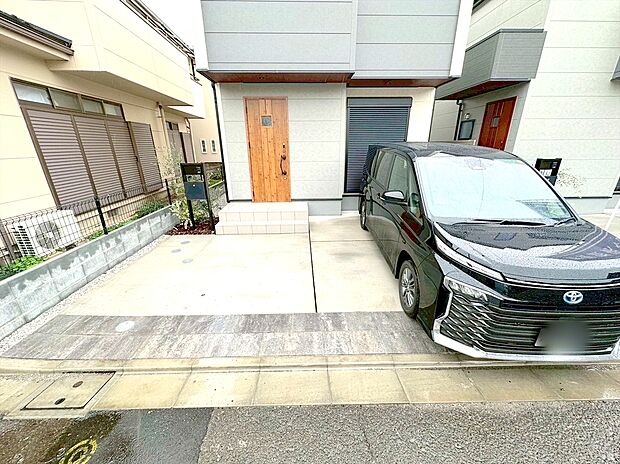 【駐車場】カースペースはコンクリート仕上げ。雨の日も足元は気になりません!