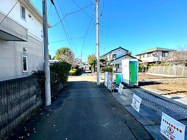 【前面道路含む現地写真】緑の潤いと開放感を感じられる静かで落ち着いた住環境!