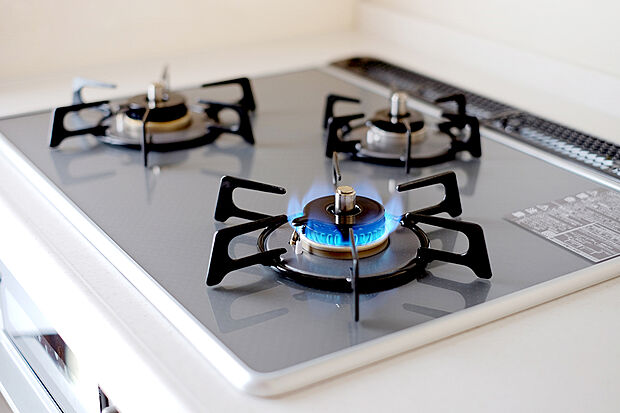 【【3口コンロ】 】凹凸が少ないフラットトップコンロ。お掃除もラクラクです。