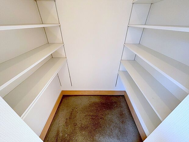 【【シューズインクローゼット】】靴だけでなく、傘やベビーカーなどの外用品を収納でき、玄関がすっきりと片付きます。