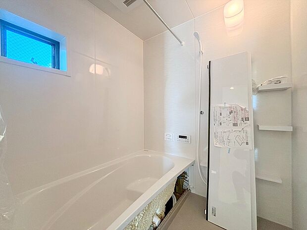 【浴室】一日の疲れを癒すための心地よい浴室はゆとりあるサイズを採用。浴室乾燥機付き！汚れにくくお手入れしやすい浴室です。