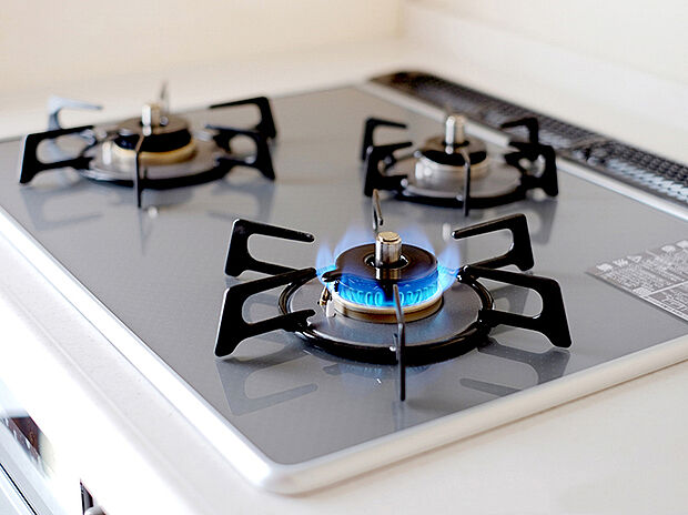 【【3口コンロ】】凹凸が少ないフラットトップコンロ。お掃除もラクラクです。