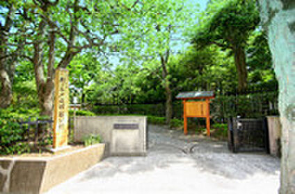 殿ヶ谷戸庭園 約612ｍ