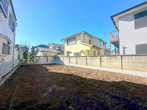 【現地外観写真】スーパーやコンビニなど買い物施設が徒歩圏内。住みやすさと利便性を兼ね備えた環境です。