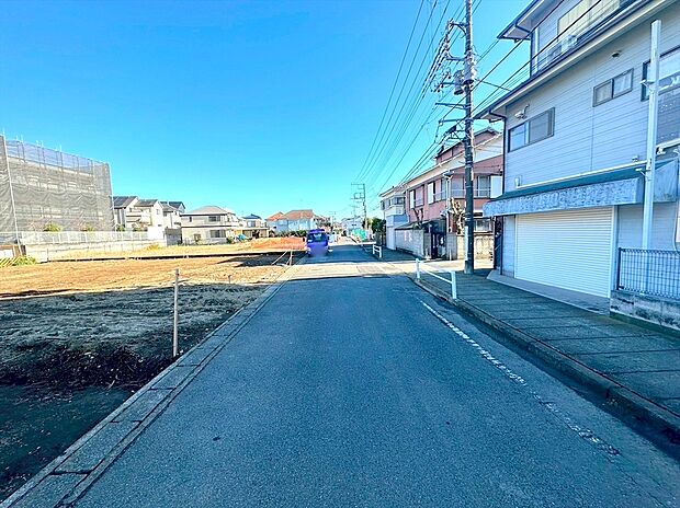 【前面道路含む外観】前面道路は7.5mの幅広な道路です。入出庫の際もらくらくです。