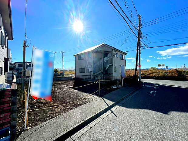 【現地外観】外壁にサイディング利用で、長く住んでも汚れにくい特徴があります。「ずっと住み続ける家」を実現した邸宅です。