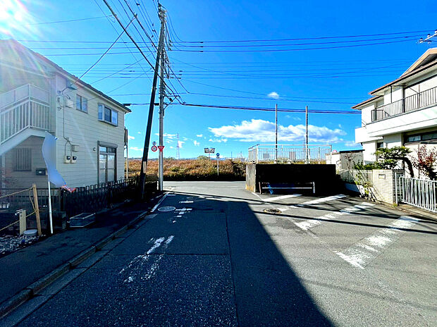 【前面道路含む外観】前面道路は7.9m~10mの幅広な道路です。入出庫の際もらくらくです。