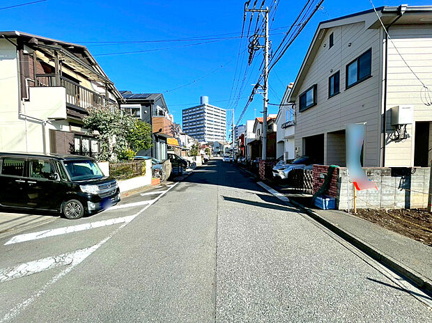 【前面道路含む外観】風通しや採光にも気を配った設計のお家は、快適な住環境をお約束します。