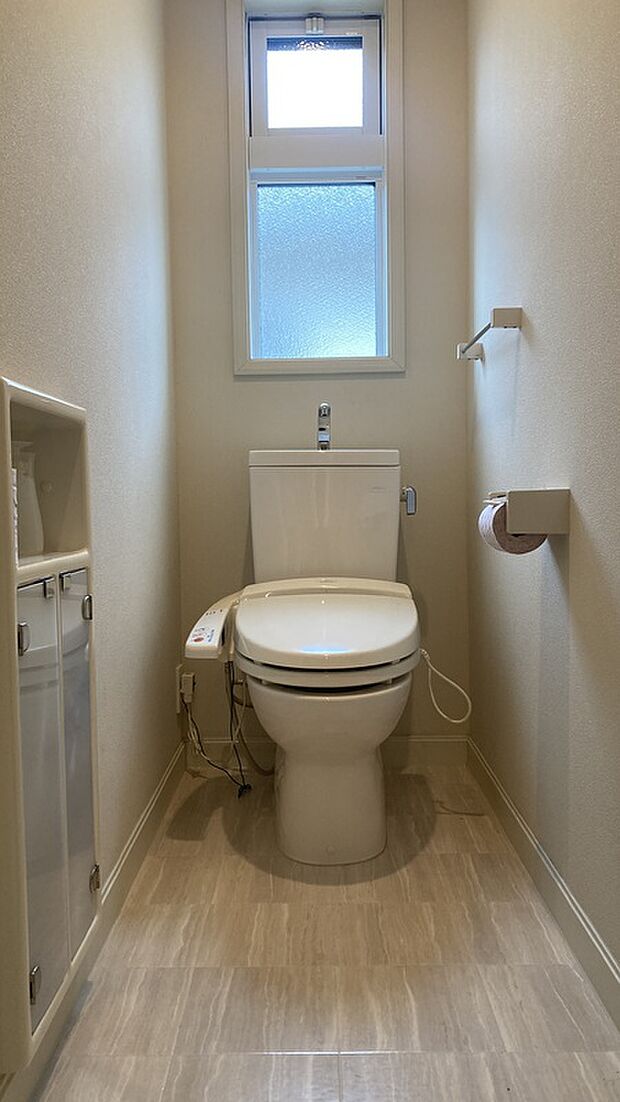 【2階トイレ】手洗い付きタイプのトイレです。