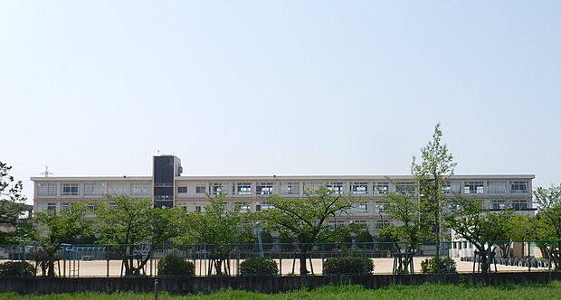 加古川市立鳩里小学校（約1,079m）