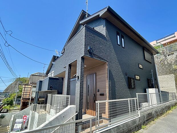 駅近なのに閑静な住宅街、黒い外観の住宅はクールでモダンな印象を与え高級感が出る色合いです。