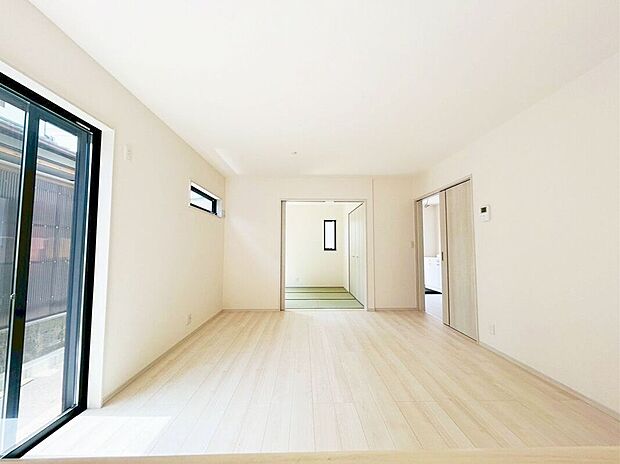 （2号棟）☆リビング☆ナチュラルカラーのフローリングがお部屋を明るく演出してくれます♪