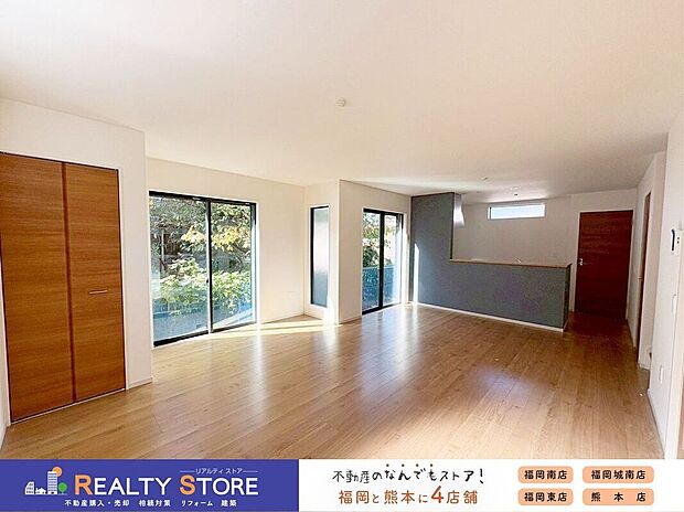 〈1号棟〉☆リビング☆南向き３面採光のリビング♪家具の配置がしやすい窓設計です♪