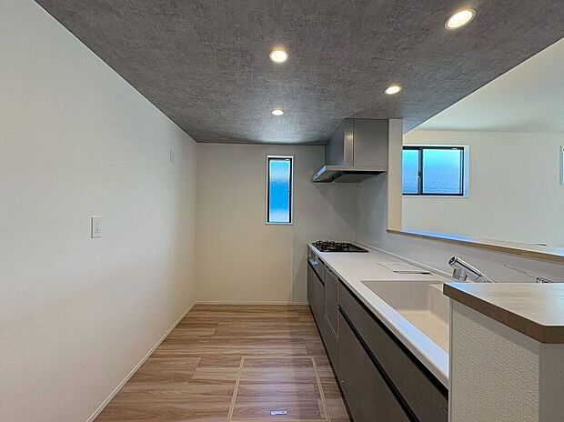 〈2号棟〉☆システムキッチン☆お料理中もおしゃべりできる対面キッチンはいいですね♪