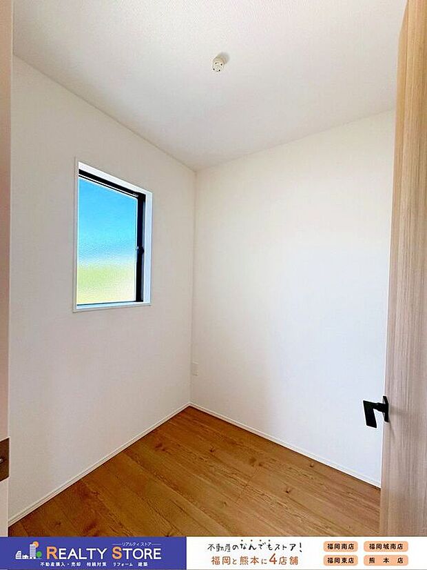 〈2号棟〉☆書庫☆書斎や荷物置きなど多用途にご利用いただけます♪窓付きで換気や採光も良好♪