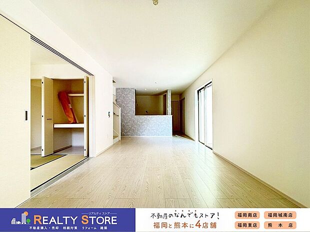 〈2号棟〉☆リビング☆南向き二面採光のリビング♪家具の配置がしやすい窓設計です♪