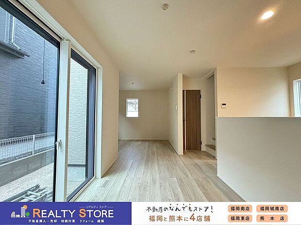 〈3号棟〉☆リビング☆南向き二面採光のリビング♪家具の配置がしやすい窓設計です♪