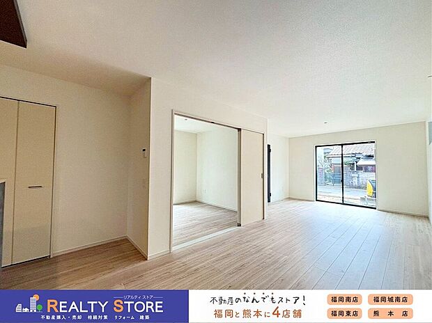 〈2号棟〉ナチュラルカラーのフローリングが室内を明るくしてくれます♪