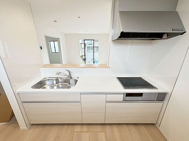 【キッチン】〈2号棟〉☆システムキッチン☆IHクッキングヒーターでお掃除楽々♪飽きが来ないシンプルなデザイン♪