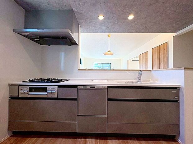 【キッチン】〈2号棟〉☆システムキッチン☆飽きが来ないシンプルなデザイン♪