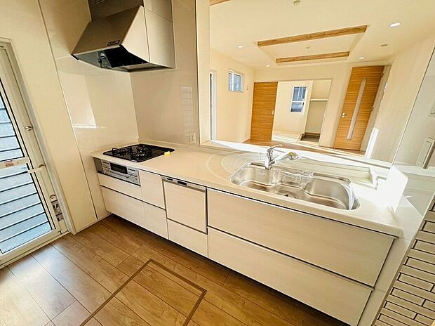 【キッチン】〈1号棟〉☆システムキッチン☆対面式なので家族と会話しながら家事ができます♪