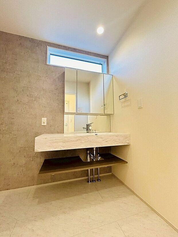 【洗面】〈2号棟〉☆洗面室☆横長の小窓があり明るい洗面室♪アクセントクロスがおしゃれです♪