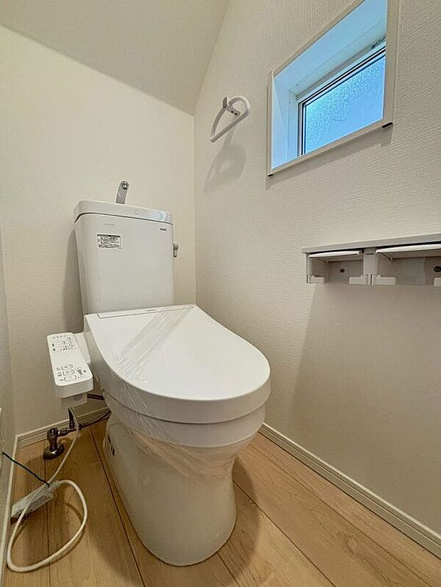 【トイレ】〈2号棟〉☆トイレ☆温水洗浄機付き便座♪小窓付きで日中は明るく換気もできます♪