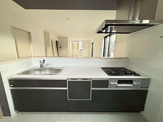 【キッチン】〈1号棟〉☆システムキッチン☆広いシンクと食洗機付きのシステムキッチン♪