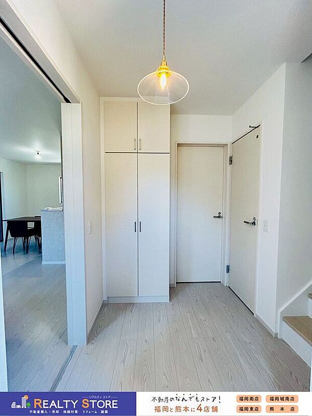 【玄関】〈2号棟〉☆玄関☆収納完備で族分の靴やアウトドア用品もスッキリ収納できます♪