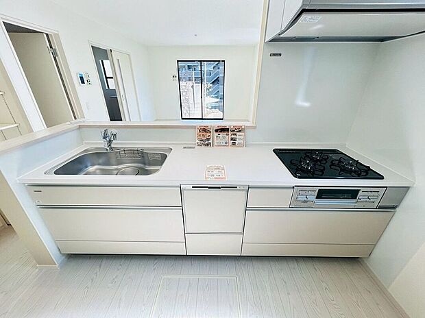 【キッチン】〈1号棟〉☆システムキッチン☆広いシンクと食洗機付きのシステムキッチン♪