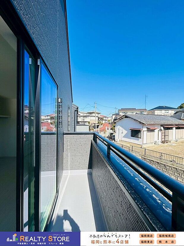 【バルコニー】〈1号棟〉☆バルコニー☆奥行きがあるので、たくさん干す事ができてお洗濯がはかどります♪