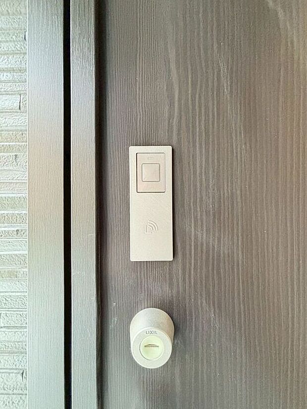 【その他設備】買い物などで荷物が多い日も、玄関扉のボタンを押すだけで楽々開錠♪