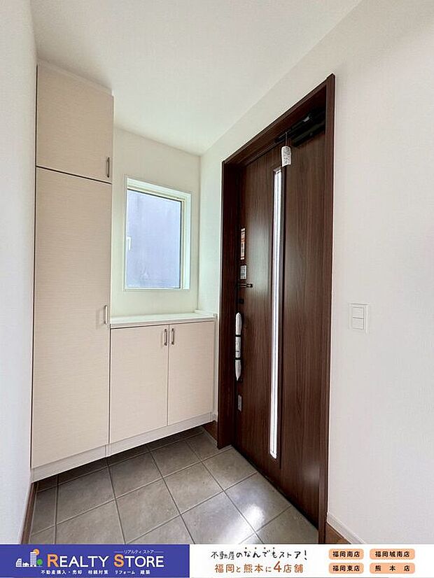 【玄関】〈2号棟〉☆玄関☆明るく広々した玄関は、帰ってきたときにホッとする空間♪