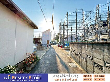 前面道路含む外観