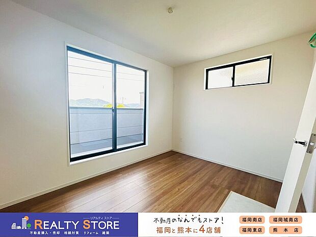 【室内】〈3号棟〉バルコニーに面した明るいお部屋♪主寝室におすすめ♪
