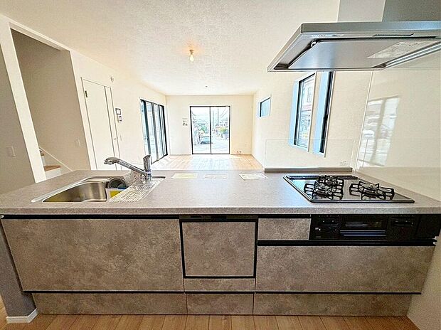 【キッチン】〈1号棟〉対面式なので家族と会話しながら家事ができます♪