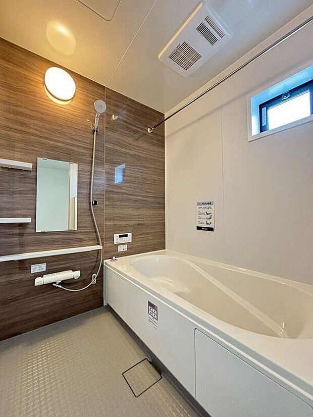 【バス】〈1号棟〉一坪の広々としたバスルーム♪足を伸ばして一日の疲れを癒しましょう♪